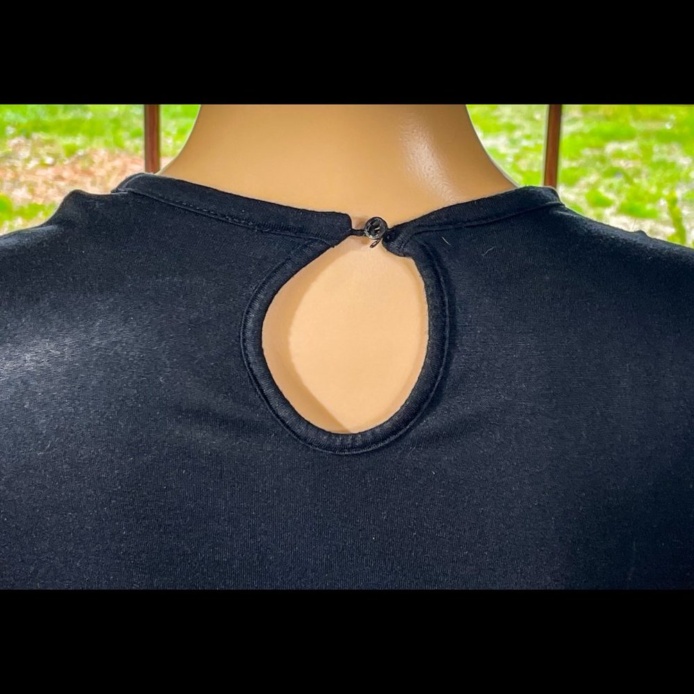 ▪️KARL LAGERFELD▪️Black Silky Pintuck Pleated 'K' Feminine Keyhole Back Tee Top - Picture 5 of 6